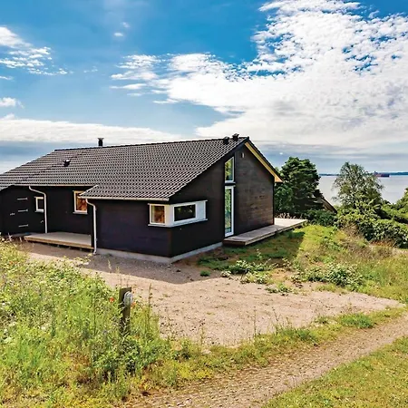 Three-bedroom In Дом отдыха